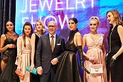Klaus Dittrich mit Models @ INHORGENTA Jewelry and Opening Show in München (©Foto: Messe München)